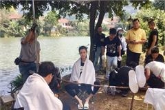 车晓拍戏叉开腿坐姿豪放 结果被围观群众错认成