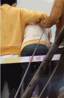 TFBOYS王俊凯录节目身体不适累吐了 强颜欢笑看了让人心疼