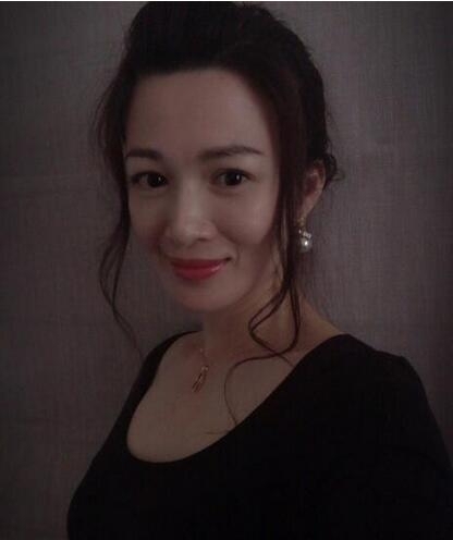 “双儿”陈少霞罕见晒照 优雅端庄堪称美魔女
