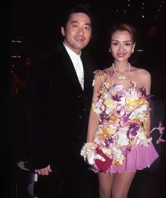 叶子楣现在怎么样了？ 蹲地为男友挑选袜子