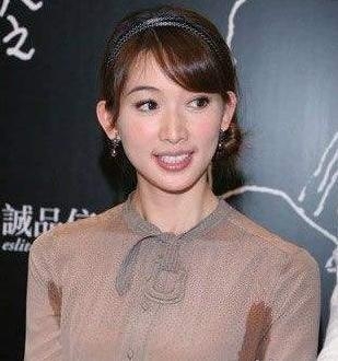 林志玲穿睡衣亮相尽显老态 腋下湿了一片还暴露了腿上的秘密