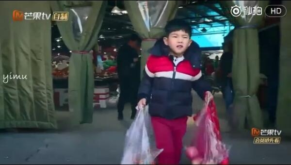 妈妈是超人安吉一招降服贪玩弟弟小鱼儿 菜市场买菜哥哥力MAX