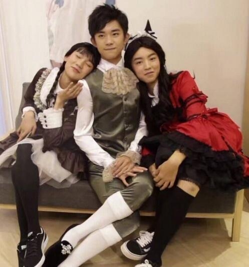 TFBOYS扮女装易烊千玺左拥右抱 王俊凯豪放坐姿辣眼睛