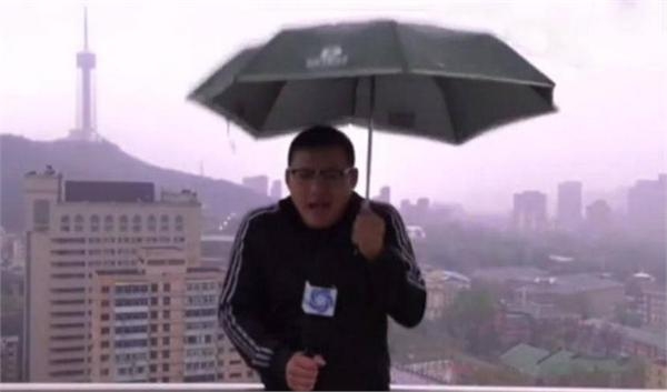 气象主播现场连线遭雷劈全程被直播 摄像手上冒出黄色火花