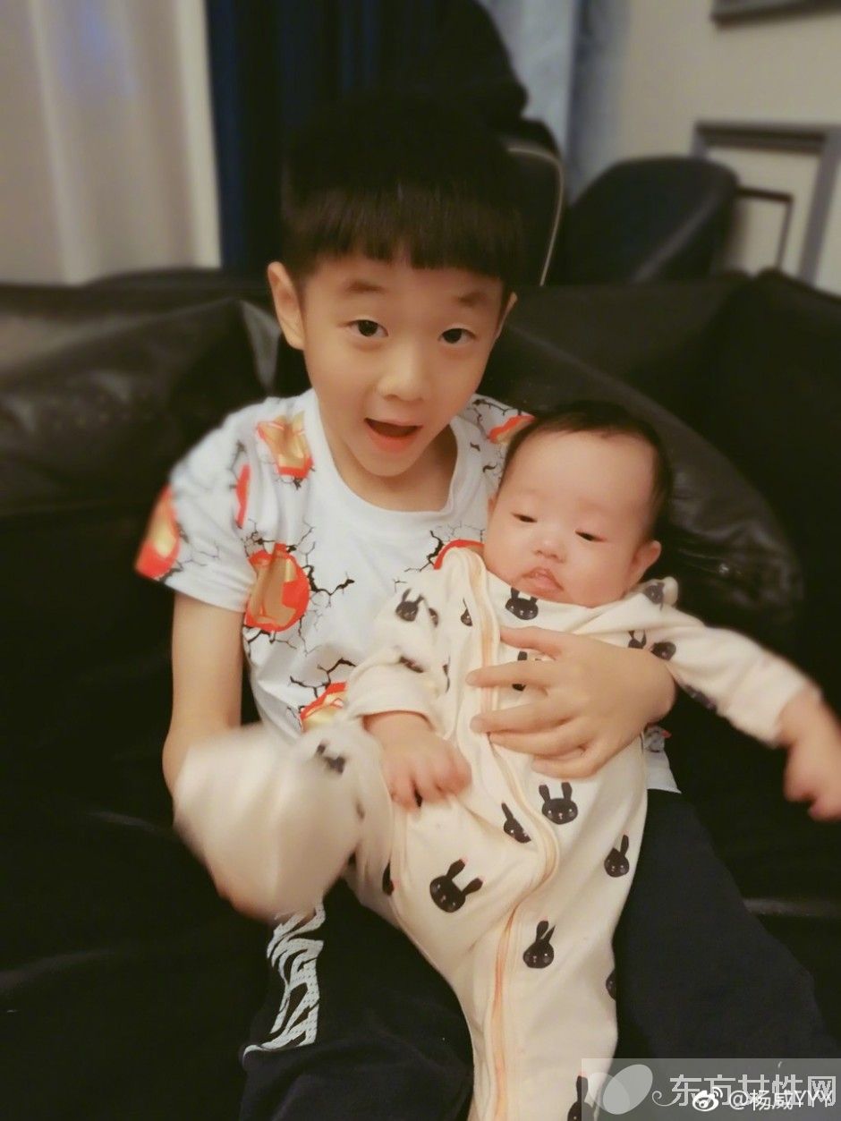 杨威双胞胎女儿正面照曝光 一家五口羡煞旁人