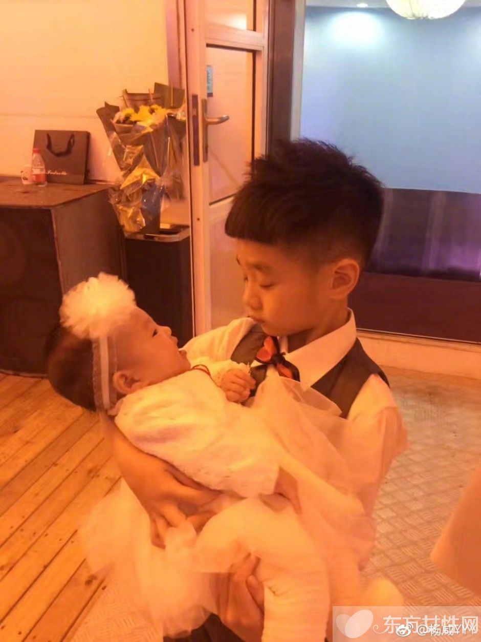 杨威双胞胎女儿正面照曝光 一家五口羡煞旁人