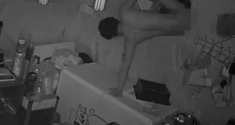 笨贼脱衣服全裸进店盗窃