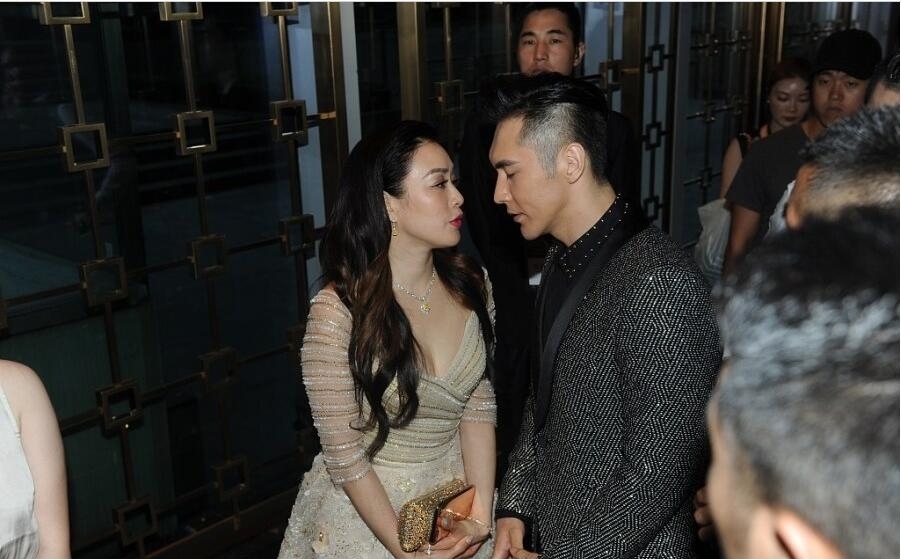 钟丽缇穿爆乳纱裙现身 和张伦硕亲密耳语