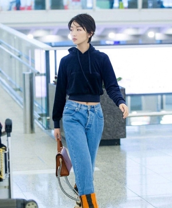 周冬雨的机场秀 实力演示娇小妹子的搭配妙招 周冬雨的机场秀 实力演示娇小妹子的搭配妙招