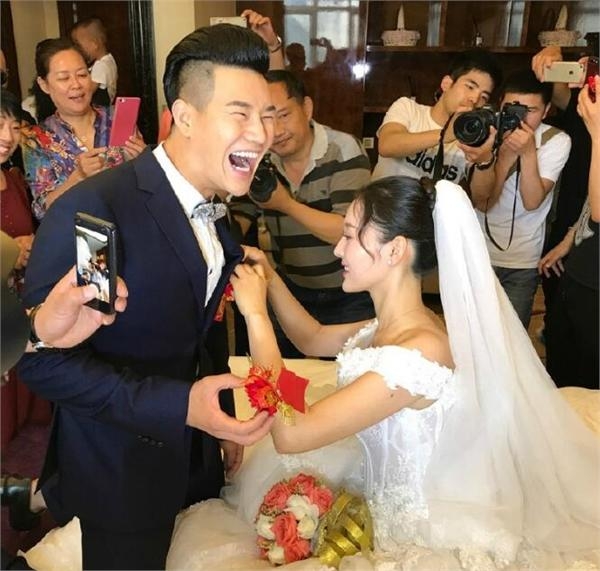 “嘎子哥”谢孟伟举办婚礼娇妻抢镜 可网友关心的却是……
