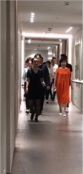 曝孙莉将临盆 黄磊医院包VIP房雇10人看护