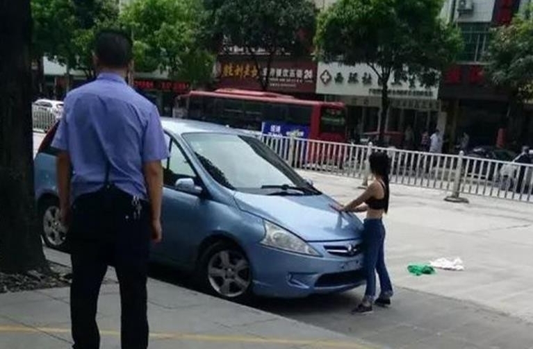 索分手费未果当街脱衣