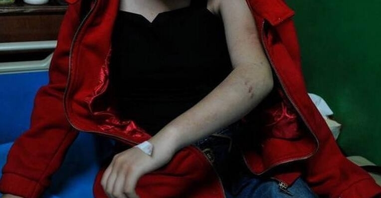 女孩被踢下体划刀片