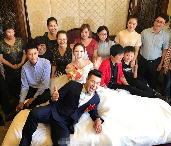 “嘎子哥”谢孟伟举办婚礼娇妻抢镜 可网友关心的却是……