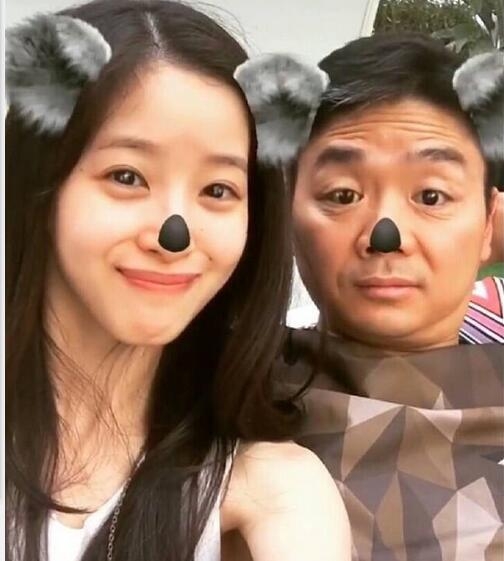 奶茶妹妹刘强东罕见秀恩爱嘟嘴卖萌很俏皮 越来越有夫妻相