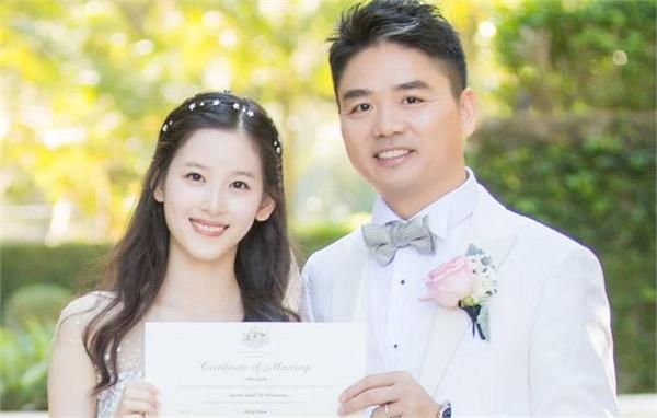 奶茶妹妹章泽天晒与老公合照秀恩爱 刘强东一旁低头玩手机