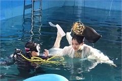 于正连发两条猛夸关晓彤敬业 但网友却求他千万