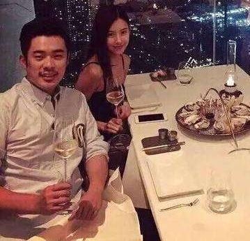 陈赫谈前妻许婧害怕上热搜 张子萱退娱乐圈卖80块T恤就因此  陈赫谈前妻许婧仍互相关心 张子萱隐退卖80块T恤是这个原因  陈赫许婧离婚已经两年了，现在还跟张子萱生下了女儿，三人之间的关系却仍旧是剪不断理还乱，每次有一个人上热搜，另外两个同样是不可避免地躺枪，大众的舆论也从一开始的同情许婧，转变成现在3个人都挨骂。时隔两年，陈赫在昨天上线的最新一期《拜托了冰箱》中首度回应与许婧离婚后的关系，希望遏制舆论向跑偏的方向进一步发展。  从《爱情公寓》中的“好男人”曾小贤变成人遭唾骂的渣男，陈赫这两年经历的事情很多，在与张子萱的恋情曝光后，许婧一度成为大众眼中的受害者，但随着她越来越多地出现在公众视线中时，舆论开始发生反转了，网上一度流传着陈赫许婧买水军互相消费的消息，3人每一次上热搜都会被扒得底朝天，更会被骂得狗血淋头。  早前许婧在公开亮相拍摄广告宣传片时，用到了诸如“放下一切”、“释怀过往”等词语。好巧不巧的是，陈赫当时就在社交平台发文指一些人为了利益制造恶意，更怒斥消费别人的过去并不光彩，一度被质疑是怼许婧。而在许婧亮相《天天向上》再度被指责是炒作消费陈赫后，许婧为此专程写了一篇长文指责被泼脏水。  也正因为这两则看似你来我往的发文，陈赫和许婧被质疑相互买水军消费对方。对于这件事，陈赫在节目中坦言，现在这件事仍旧是他在网络上最怕触碰的地方，更不会主动买水军挑起事端，许婧之所以会经常发一些文章，是因为没有经历过来自网络的压力，然而在网络上写得越多越错，所以造成了外界的误解。他和许婧虽然已经离婚，但到现在仍旧是朋友，甚至还会互相关心，这次上节目聊这些也是事先问过许婧意见，得到了应允。  陈赫之所以选择现在而不是等过十年说这件事，是因为现在舆论对包括许婧在内的很多人都造成了一些伤害，他只是想尽自己所能制止谣言扩散。  说起陈赫许婧婚姻中受到伤害的人，张子萱自然是不得不提的一个对象了。从2015年初陈赫离婚事件开始，张子萱在舆论压力之下一直保持沉默，甚至直接隐退了娱乐圈，关闭微博评论卖起了衣服。  在现在张子萱的微博日常中，不难发现基本都是清一色的服装广告信息，一件T恤甚至才80多元，比某些网红卖的价格都要亲民。即便是偶尔做个抽奖赠送衣服的活动，也只使用转发和点赞，根本不敢看大家的评论，可想而知她对舆论压力是有多害怕。  或许会有人说，张子萱、陈赫和许婧3人现在会被骂得这么惨都是自己作的，没有当初的信誓旦旦和背叛就不会闹出这么多事。事情确实如此，但就跟陈赫自己说的一样，每个人都会犯错，他从来没有否认过一些东西，但现在的舆论传得越来越离谱，给每个人都造成了伤害不得不出来澄清。  明星也是普通人，婚姻生活同样是柴米油盐，相处和谐与否也只有当事人最清楚，到底陈赫、许婧亦或是张子萱，谁在这场婚姻闹剧中责任更大，这都是他们自己的事情，大家作为吃瓜群众看看热闹就好，不比太过较真，一门心思找他人婚姻的茬，这跟第三者又有何区别呢?