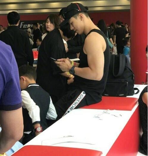 李冰冰素颜捧场小外甥走秀 帅气小男友一同亮相麒麟臂超抢镜