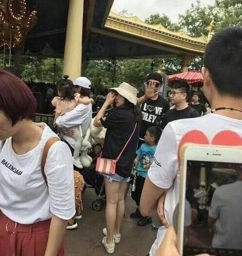 邓超孙俪一家四口游上海迪士尼 超哥因没抱孩子被指不是好爸爸