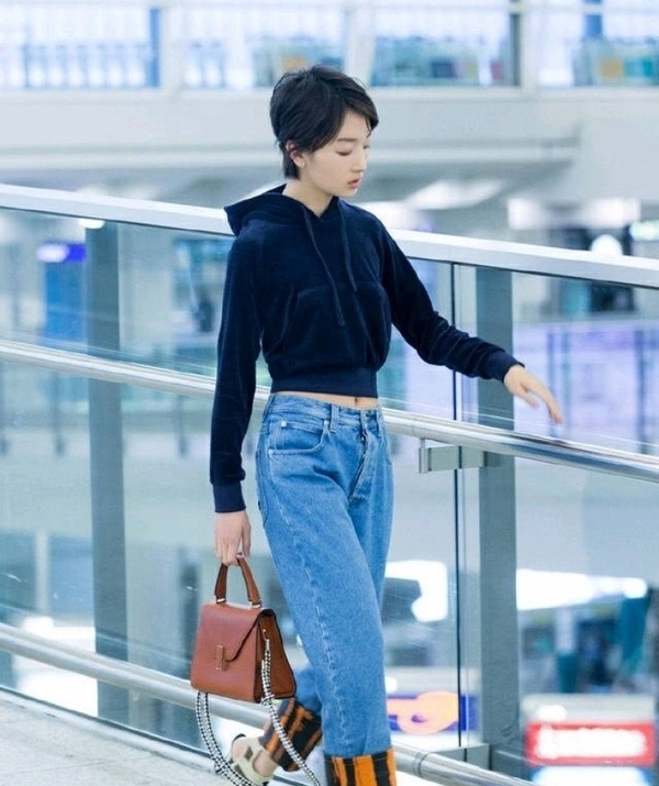 周冬雨的机场秀 实力演示娇小妹子的搭配妙招 周冬雨的机场秀 实力演示娇小妹子的搭配妙招
