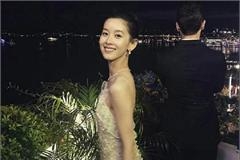 奶茶妹妹晒侧身照秀肩闹尴尬 一言难尽的身材抢