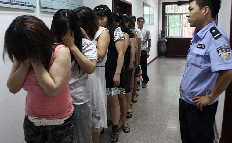 男子招嫖嫖到妻子