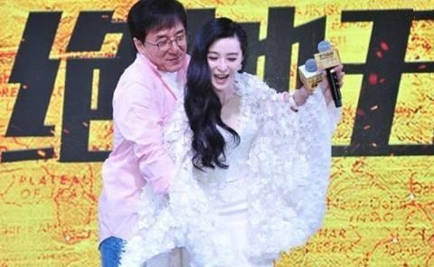 成龙合影不敢手乱放的除林青霞只有她 当众揩油景甜看呆刘烨