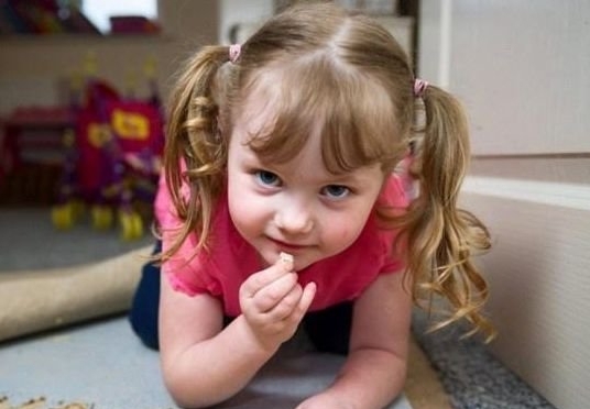 英国4岁女孩患异食癖 最爱吃地毯