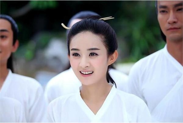赵丽颖拒绝卖惨人设：没有蹲在片场吃饭 我有享受着我该享受的