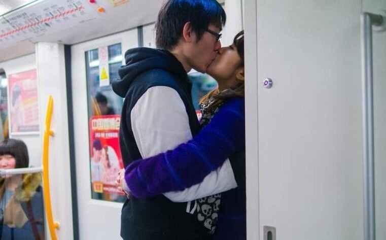 男女公开亲吻摸胸