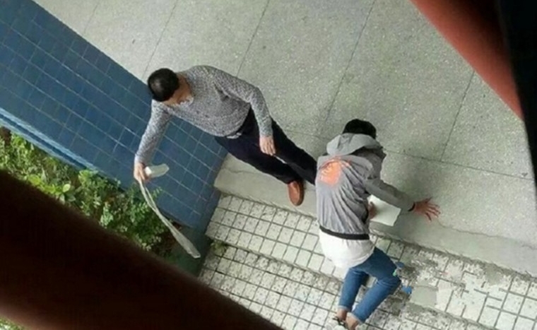 中学教师当众施暴