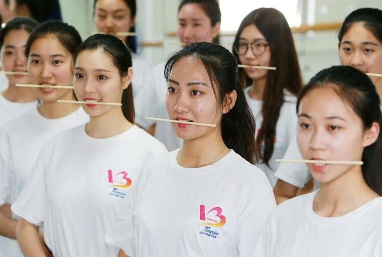 礼仪小姐练咬筷子