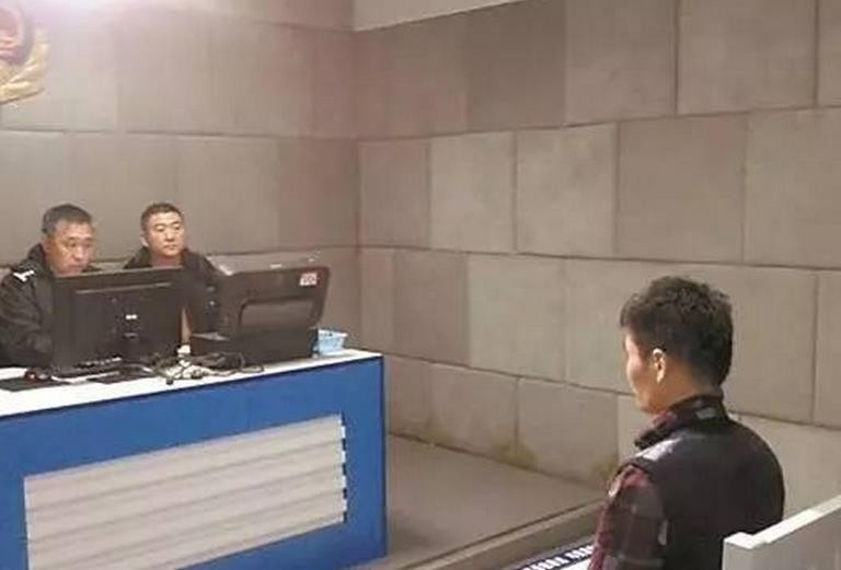 男子翻窗爬少女闺房