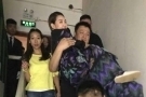 小s带伤录节目感谢背自己的保全并调侃：会瘦吧