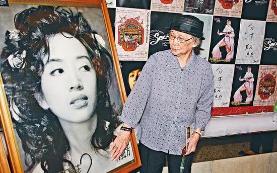 梅艳芳留7100万遗产母亲却哭穷捡菜吃 骂会计吃人不吐骨头