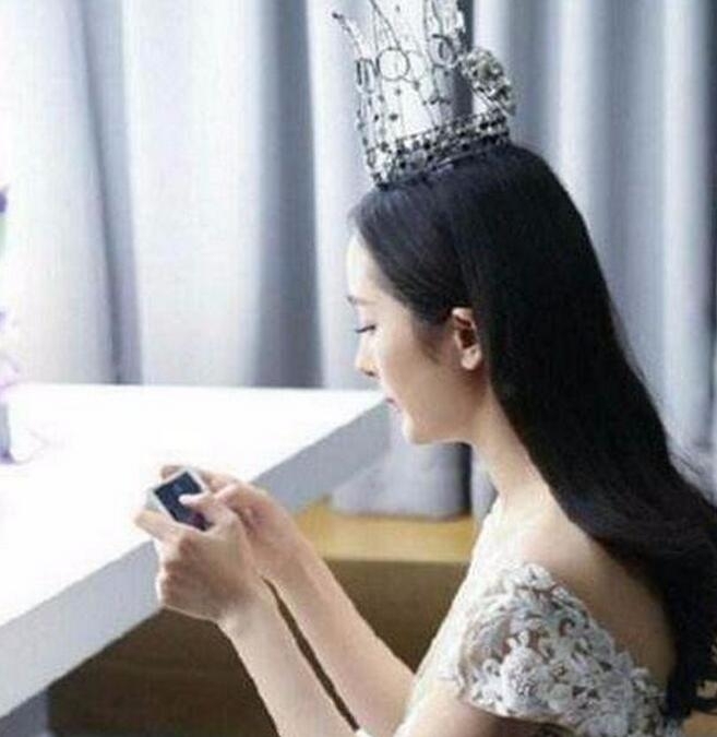 鹿晗遗憾玩游戏还没有五杀过 要向高手杨幂看齐