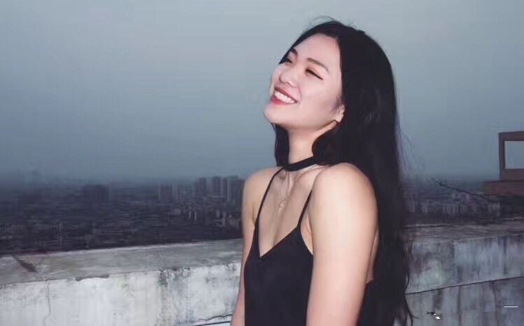 女大学生成比基尼冠军