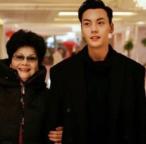 娱乐圈小鲜肉和妈妈合照大曝光 陈伟霆妈妈贵气杨洋妈妈好美