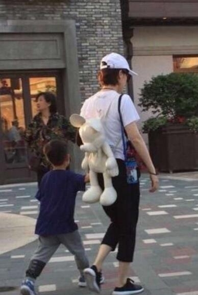 网曝邓超夫妇带娃游迪士尼 一家四口十分有爱