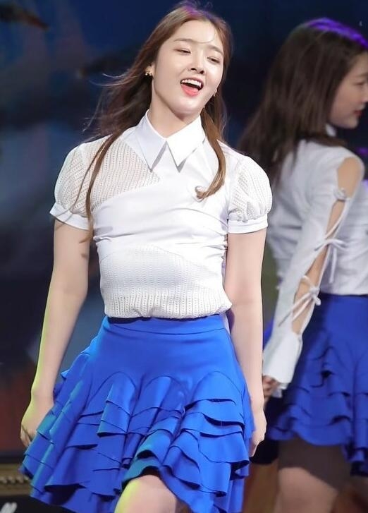 韩国女星再现尴尬一幕 跳舞时胸垫滑落到腹部当众露点