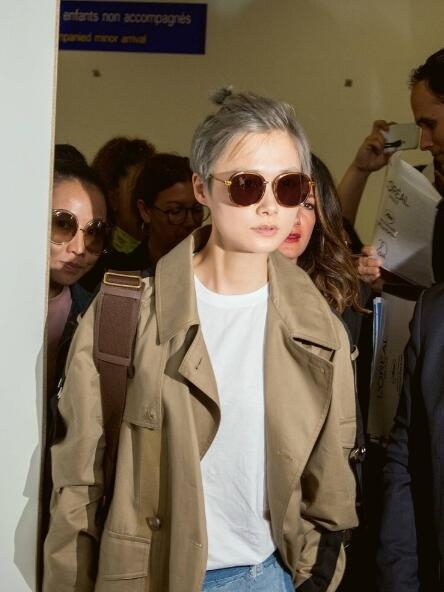 继穿裙子露事业线之后 李宇春的大胆尝试又让人眼前一亮
