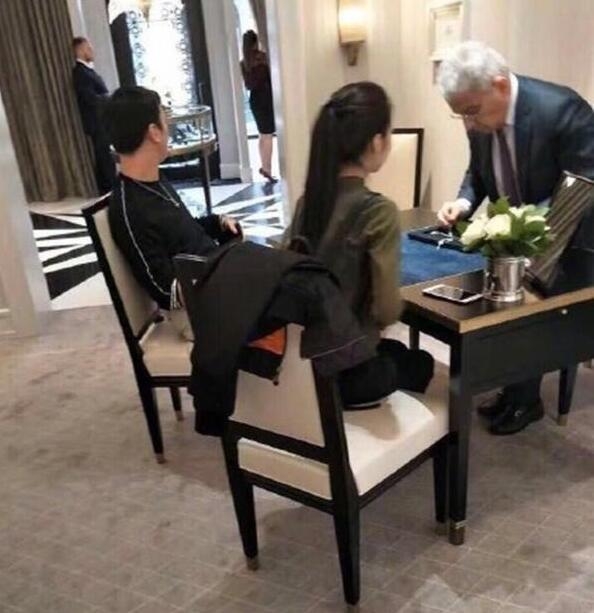 曝豆得儿产检王思聪这是要当爸爸了吗？送百万珠宝太反常