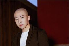俞灏明劝阻豪车女司机乱丢垃圾 却被对方翻了一