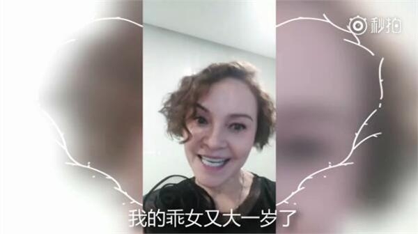张柏芝生日两个儿子送祝福 就连罕见露面的爸妈都出镜了