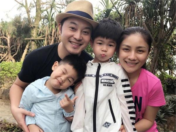 小鱼儿吃饭暴躁要求拿勺子 胡可说3个字搞定儿子网友佩服不已  