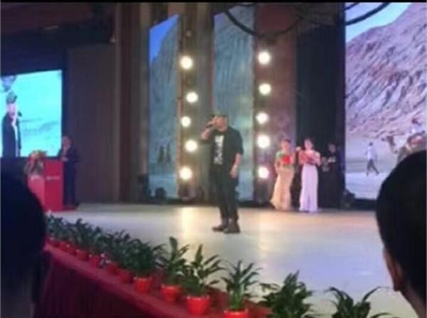 山寨伍佰冒充本尊演出当场被拆穿超尴尬 假刀郎表现堪称影帝