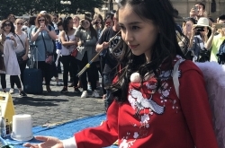 辣妈Baby现身布拉格街头 化身天使娇俏可爱