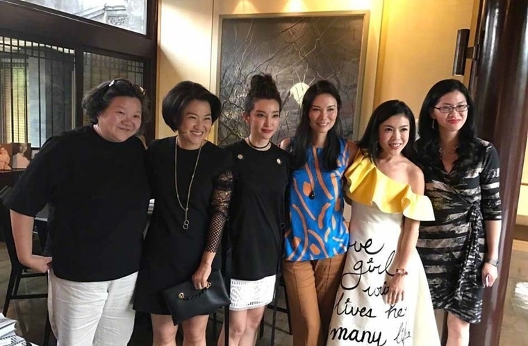邓文迪搂小男友开趴