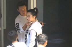 白百何拍戏低调现身 高马尾运动装清纯似学生妹